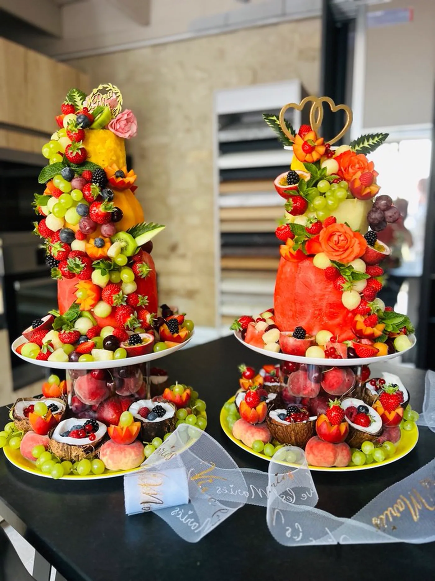 Deux pièces montées de mariage en étages de pastèque, melon et fruits rouges.